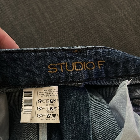 Studio F Women's Blue Jeans - Picture 7 of 8
